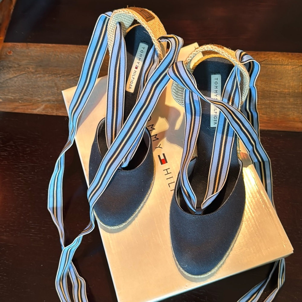 Tommy Hilfiger women’s shoes size 9 navy - Picture 2 of 6